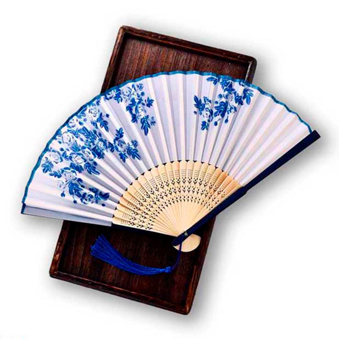 Éventail Japonais en Tissu Blanc avec Motifs Floraux Bleus