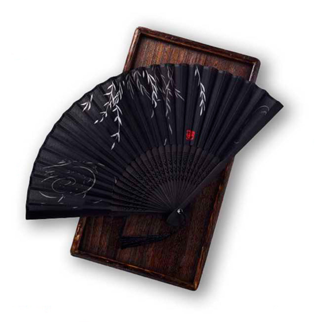 Éventail Japonais en Tissu Noir avec Motif de Feuilles Argentées