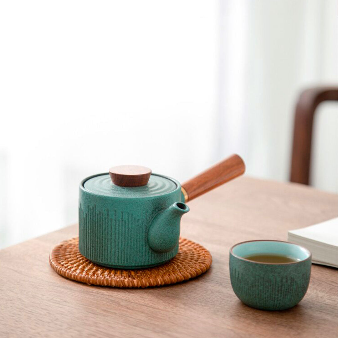 Théière en céramique japonaise verte avec manche en bois