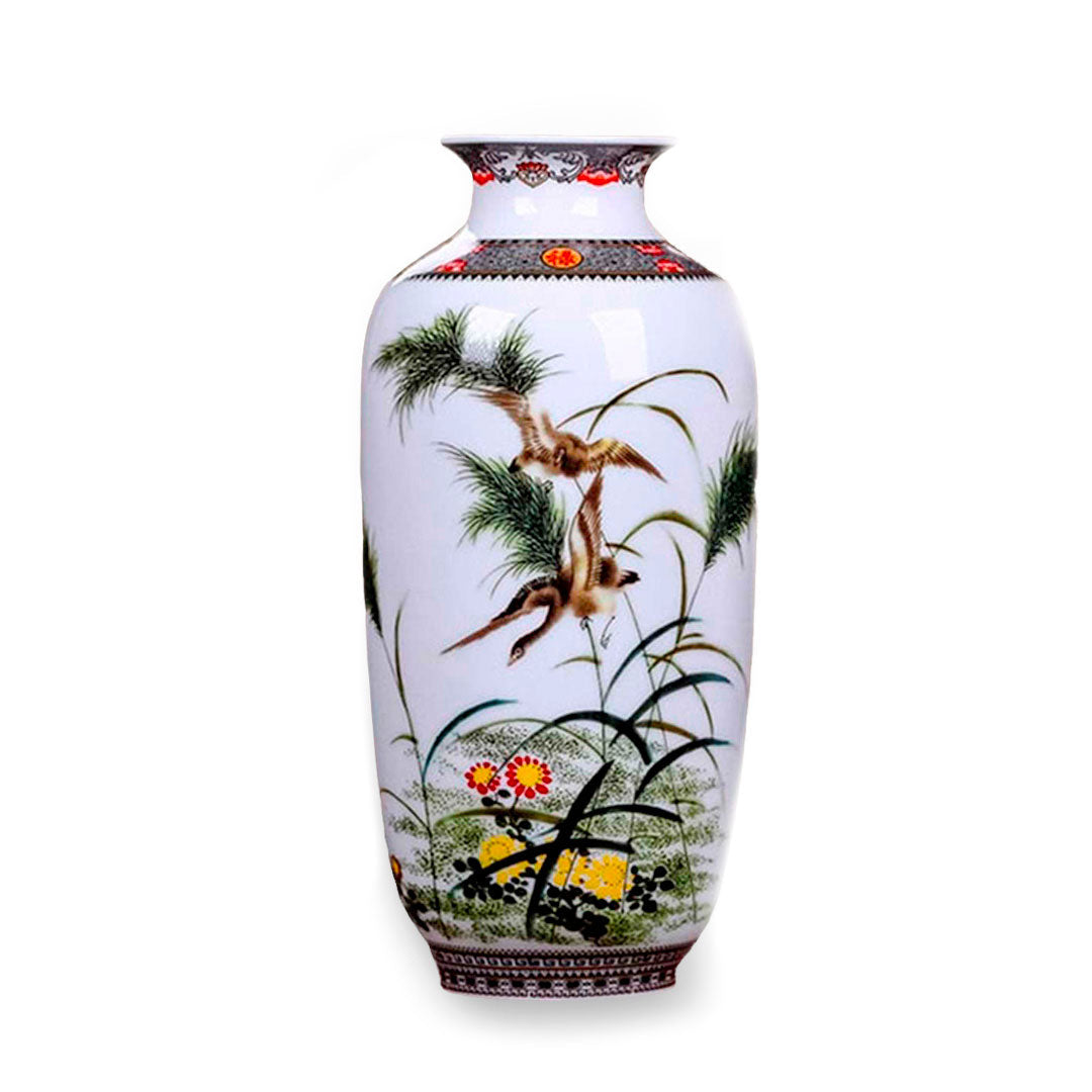 Vase en porcelaine avec motif d'oiseaux en vol et paysage naturel